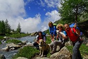 31 Torrente gonfio d'acqua discendente da nevai-ghiacciai